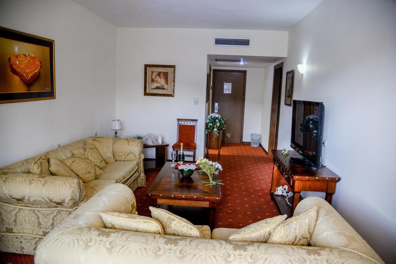 อาร์ตา พาเลซ โฮเต็ล Hotel ภายนอก รูปภาพ